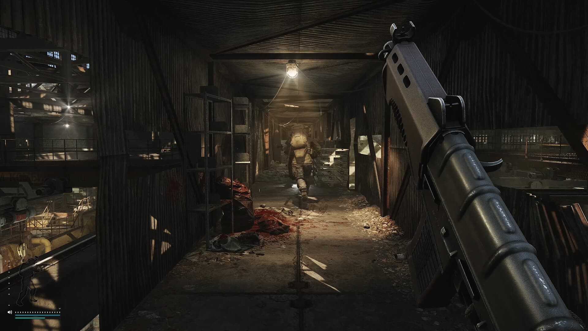 Тёмный промышленный коридор в Escape from Tarkov с противником впереди