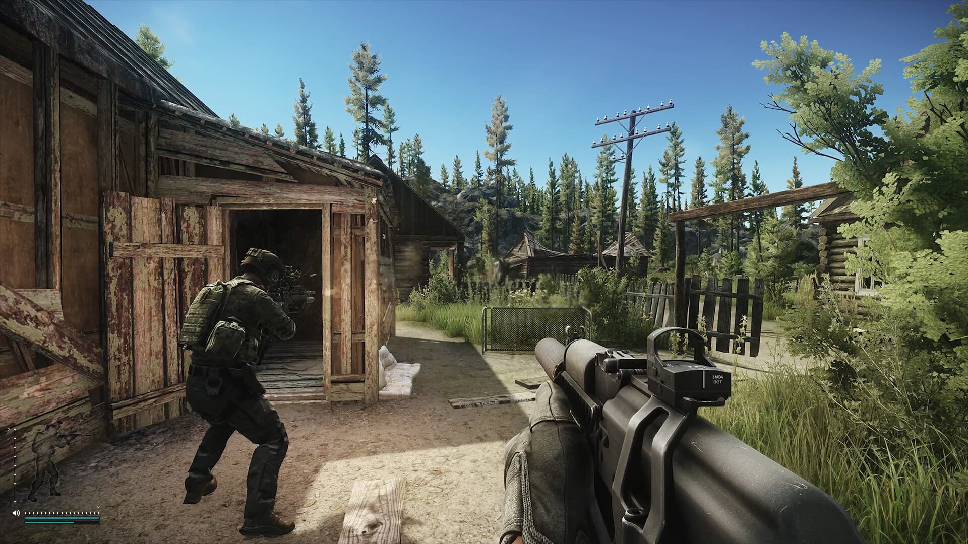 Игровой скриншот Escape from Tarkov с напарником у деревянных построек в лесной локации